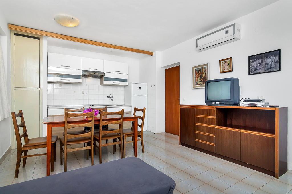 Apartmani Cico Gdinj Exteriör bild