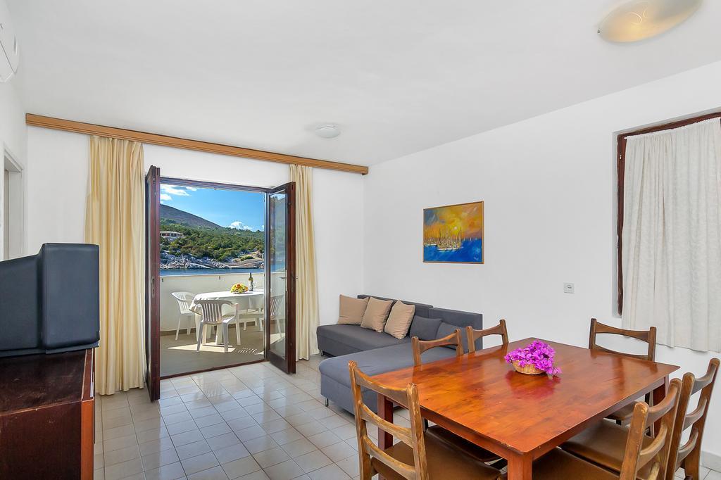 Apartmani Cico Gdinj Exteriör bild