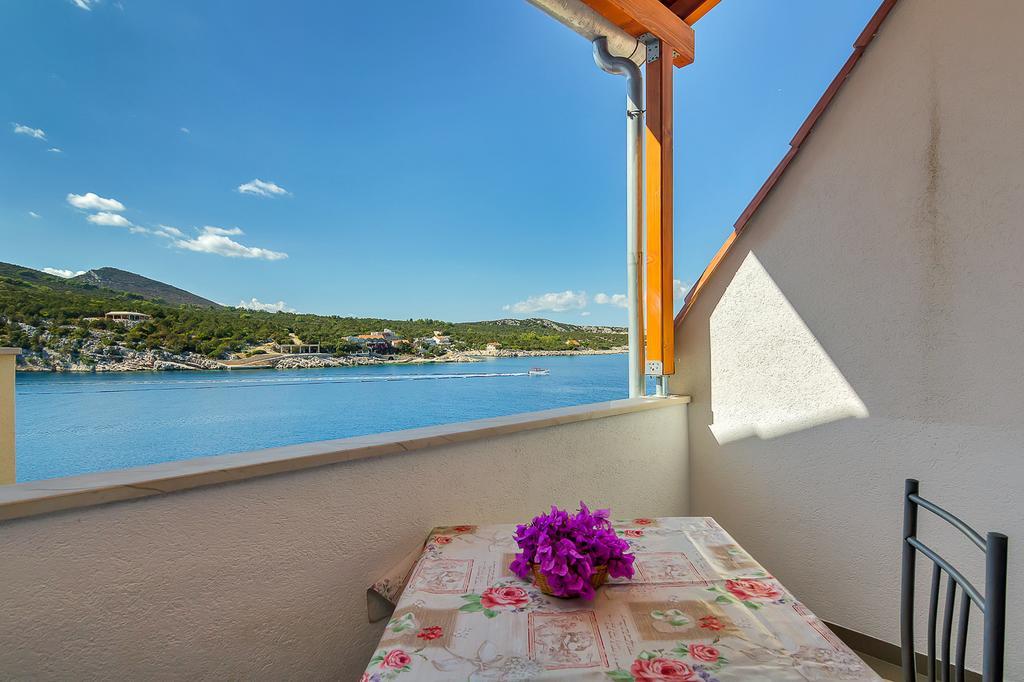 Apartmani Cico Gdinj Exteriör bild