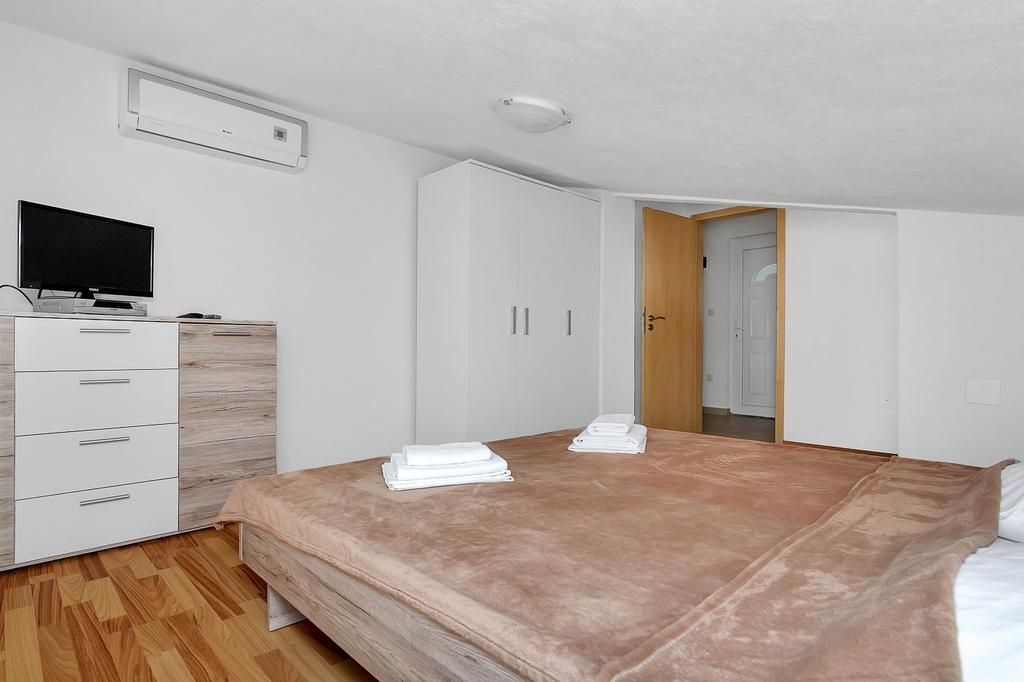 Apartmani Cico Gdinj Exteriör bild