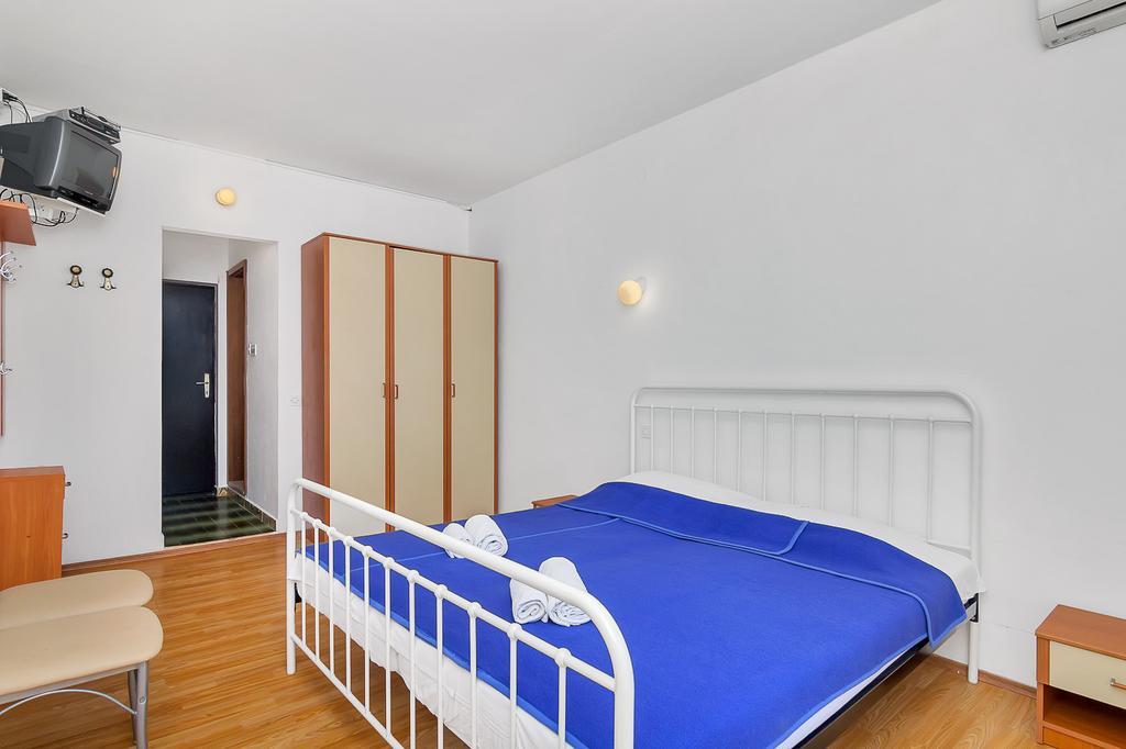 Apartmani Cico Gdinj Exteriör bild