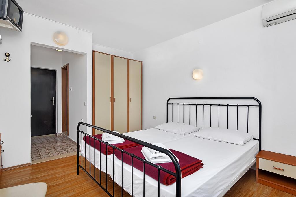 Apartmani Cico Gdinj Exteriör bild